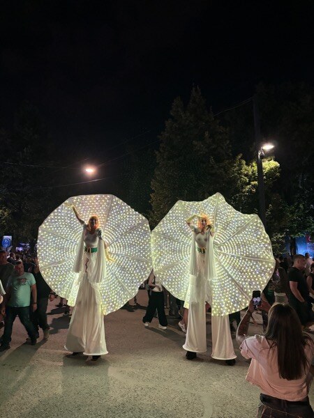 Personajele luminate în mulțime