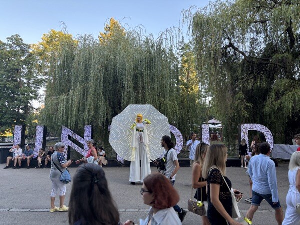 Personaj pe picioroange în fața literelor UNTOLD