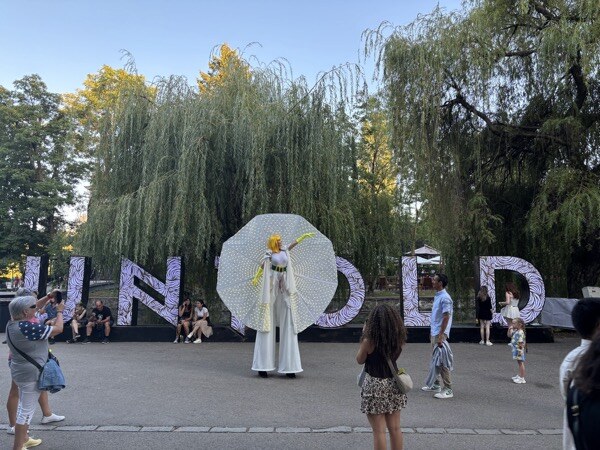 Personaj la arcul UNTOLD, ziua